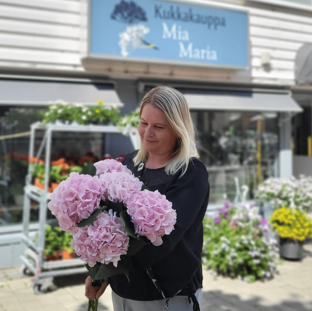 Kukkakauppa-Mia-Maria-Oulu-itse-yrittaja Vaaleanpunaiset pionit ja neiikat valkoisella harsokukalla koristeltuna kukkakimpussa.